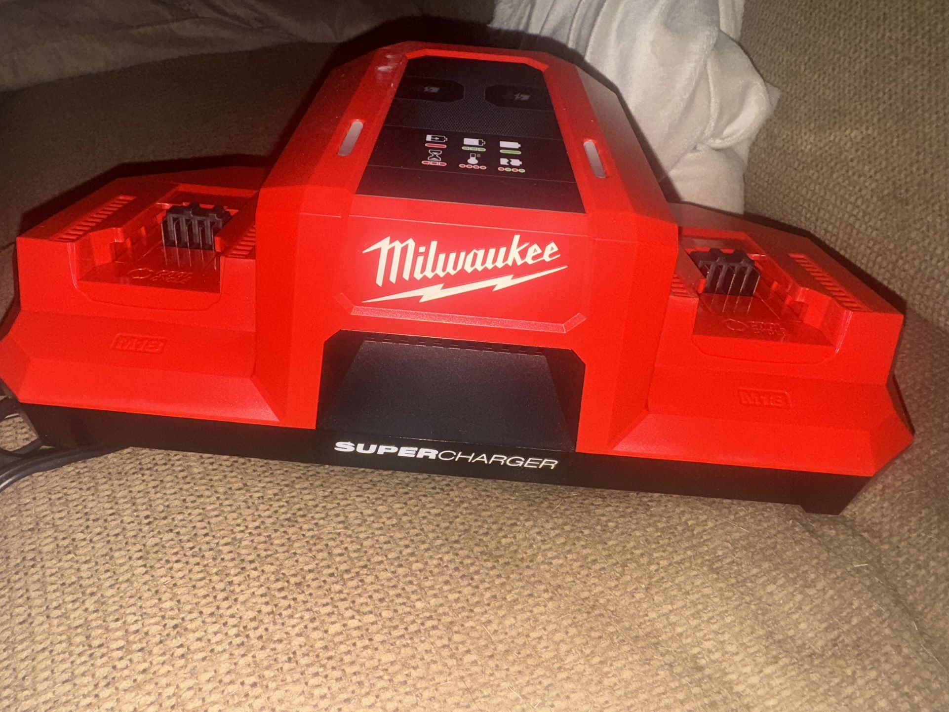 Milwaukee M18 18V Dual Bay Simultaneous Super Charger