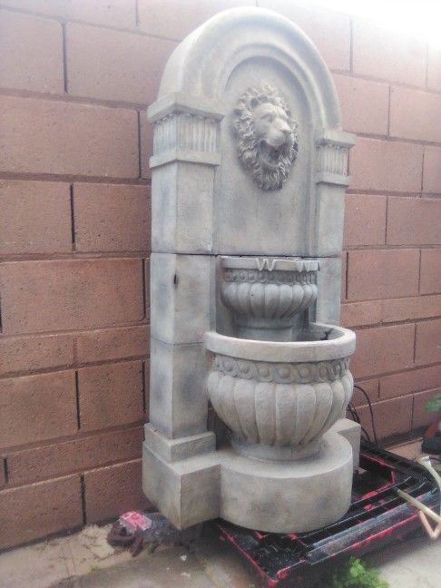 Royal lion head 2 tier fountain with ledlights