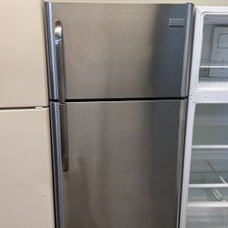 FRIGIDAIRE APARTMENT SIZE TOP FREEZER REFRIGERATOR 