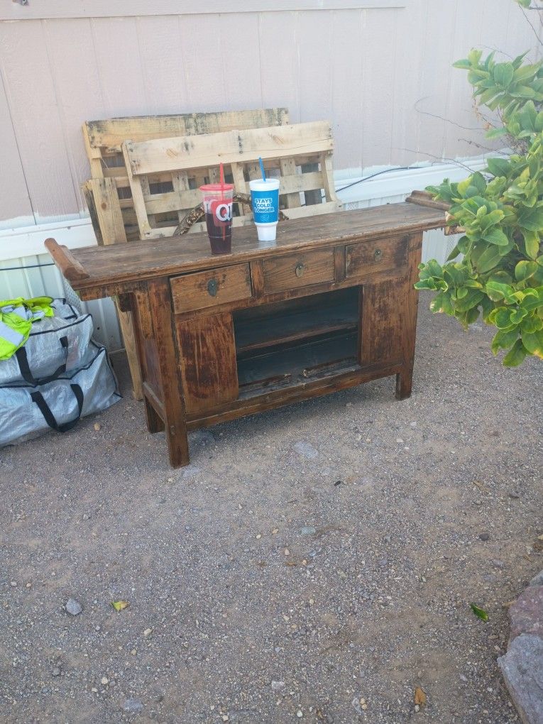 Armor Hutch Deco Couch Table 