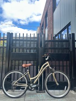 Schwinn Midmoor Women’s Comfort Hybrid Bike - Step Thru Bicycle