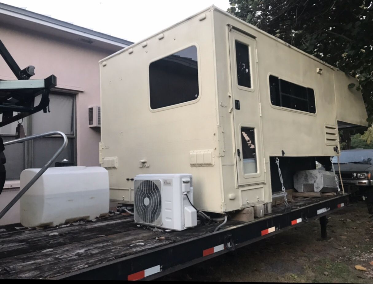 45 gooseneck with camper mounted for Sale in Homestead, FL OfferUp
