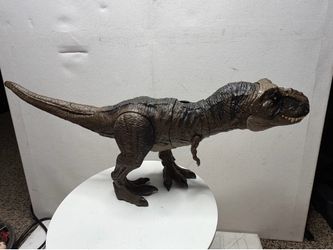 Articulation: The neck, jaws, limbs, and tail feature articulated joints. Interactive features: Moving the tail triggers a head-striking motion and op