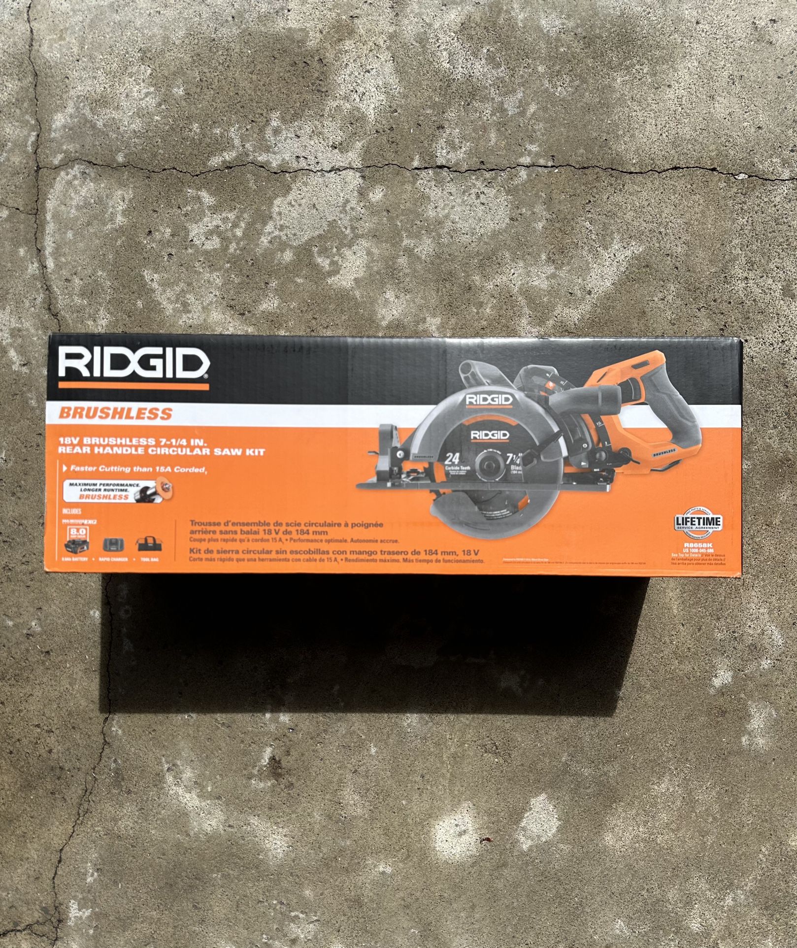 RIDGID 18V Brushless 7-1/4 in. Rear Handle Circular Saw Kit 8.0 Ah MAX Output Battery, Charger, Bag