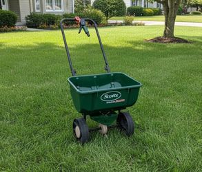 Scotts Speedy Green 3000 Fertilizer Broadcast Spreader! Holds 25lbs of fertilizer. 10,000-square-foot hopper capacity. Retails $96