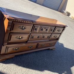 🌹🌺BEAUTIFUL 8 DRAWER DRESSER-SOLID WOOD/ MIRROR INCLUDED-BROWN  COLOR 🌹🌺