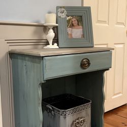 Pretty Coastal Cottage Pine Console 