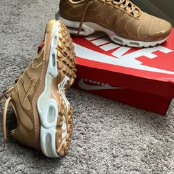 Nike Tn air max , Tan & white bottoms