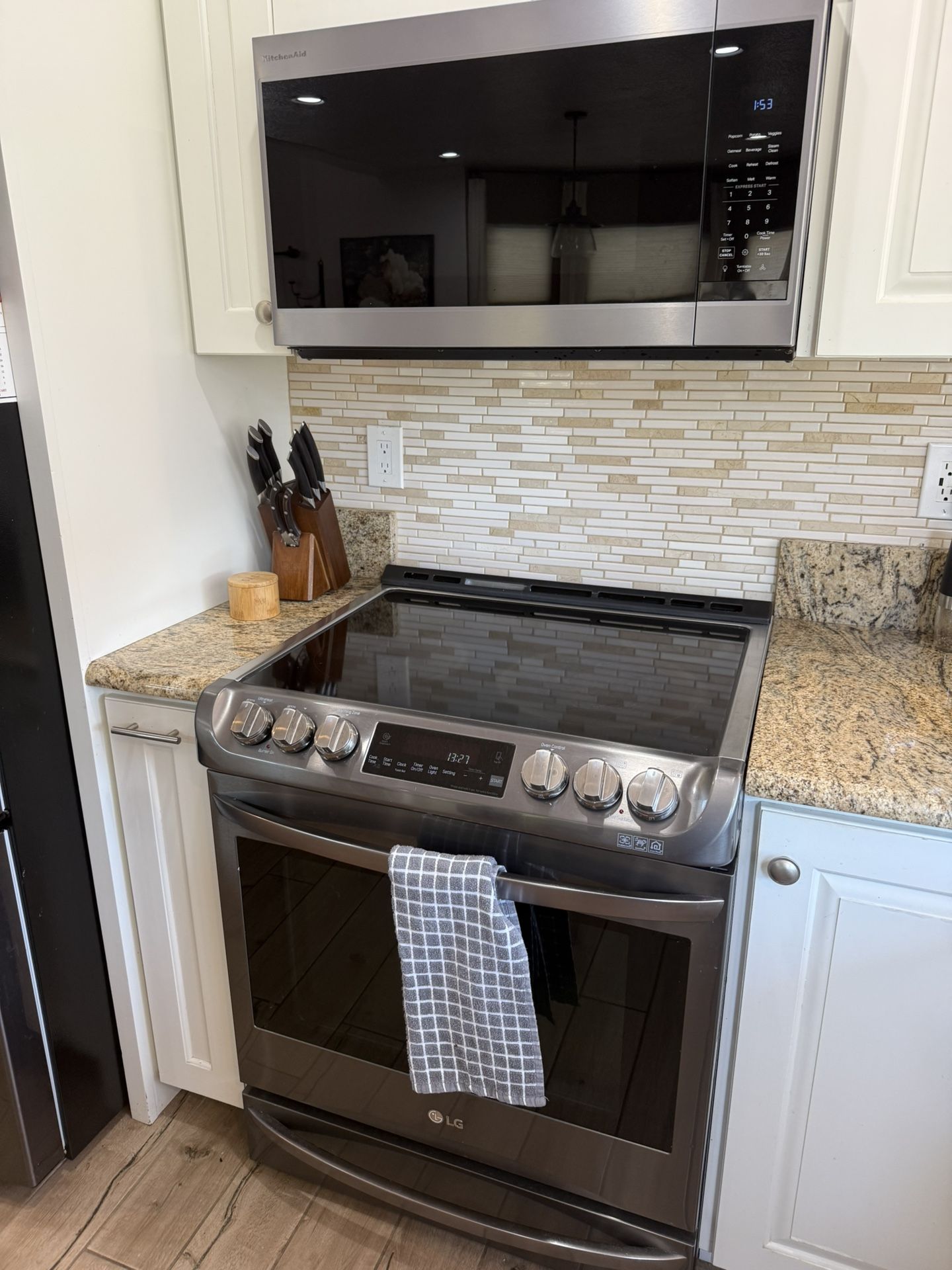 LG Black Stainless Steel Stove + Microwave (Matching Set)