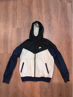 Nike black and white windbreaker jacket fits like a medium