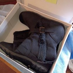 BRAND NEW WOMANS BOOTS