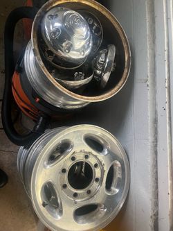 Dodge ram rims 8lugs …(THEY DO NOT FIT WITH DRUM BRAKES IN THE REAR)