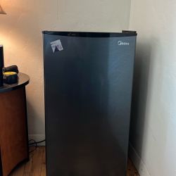 Mini Fridge 