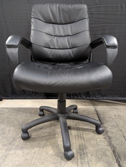 Black Padded Executive Office Chair with Armrests and Floor Mat