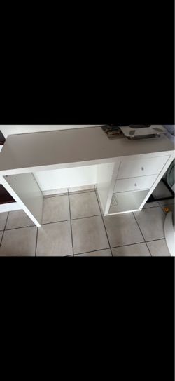 White desk IKEA kallax