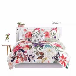 Queen size Chic Restina Quilt Bedspread Set. Reversible. With 2 Shams a decorative pillow. New