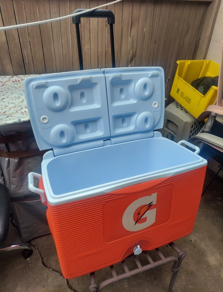 Rubbermaid Gatorade 60 Quart Cooler