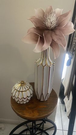 Vase Admnd And Flower