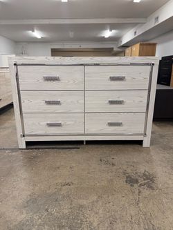 Like New Beautiful 6 Drawer Dresser