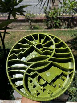 Slow feeder
