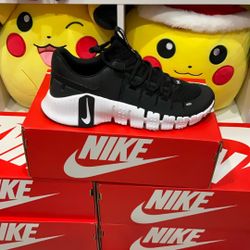 Nike Met on Black White