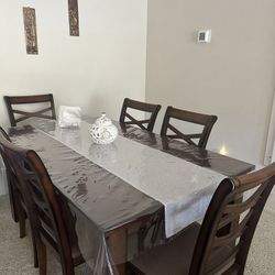 Beautiful Dining Table Set from Jerome’s Furniture – Like New