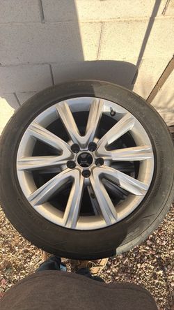 Silver Alloy Wheel with Tire 235/60R18