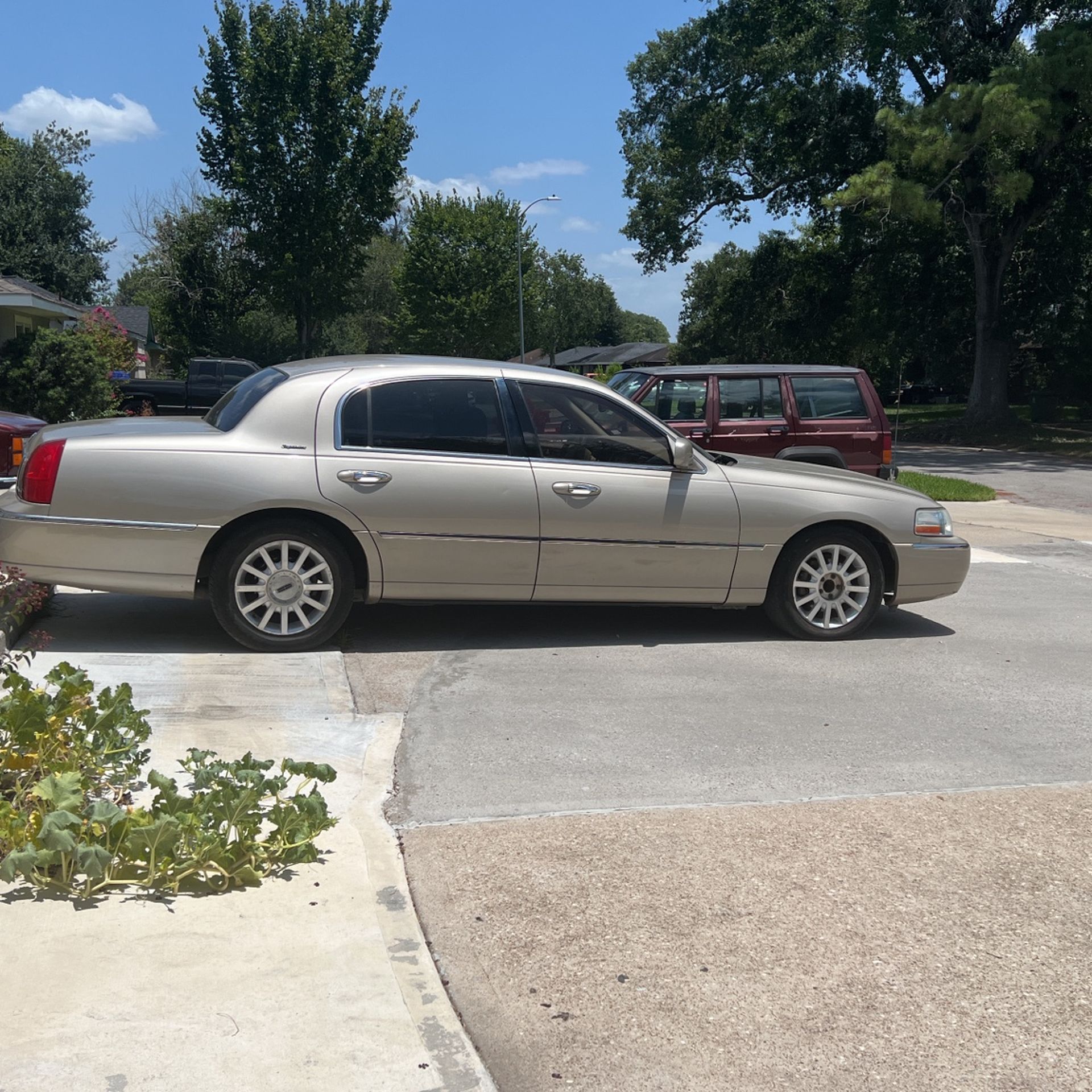 Lincoln Tow car 2007 Gold Color for Sale in Houston, TX - OfferUp
