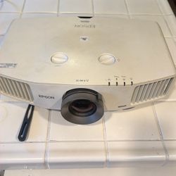 EPSON PROJECTOR SCREEN  AND INFLATABLE SCREEN