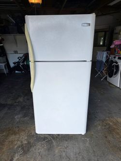 Fridgidaire refrigerator/freezer with ice maker