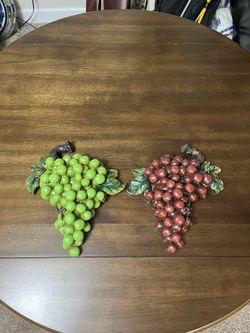 BEAUTIFUL LARGE PAIR OF “TOUCH OF CLASS” RESIN GRAPES WALL DECOR ACCENTS