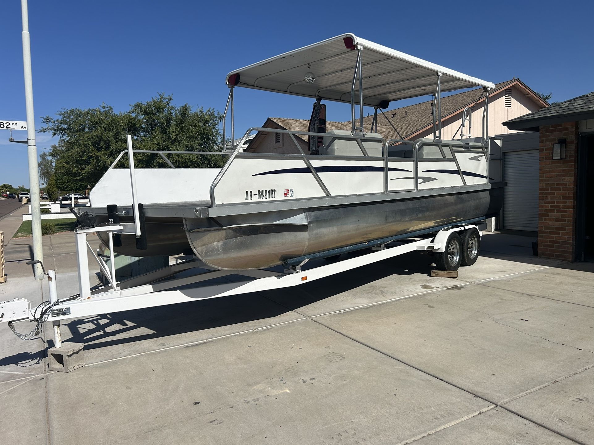 Pontoon boat