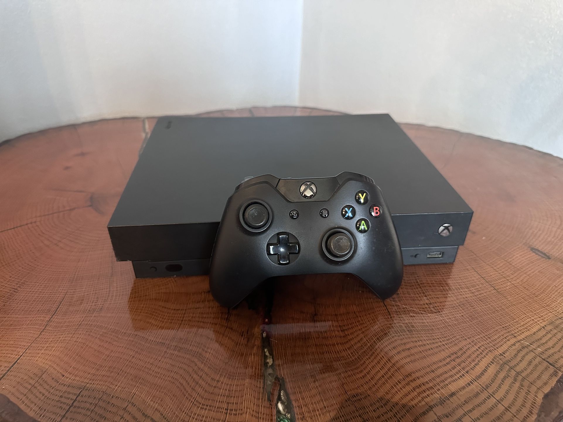 Xbox One X 1 TB with Controller*