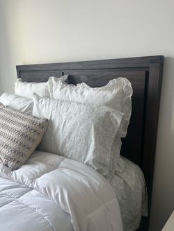 Queen bedframe