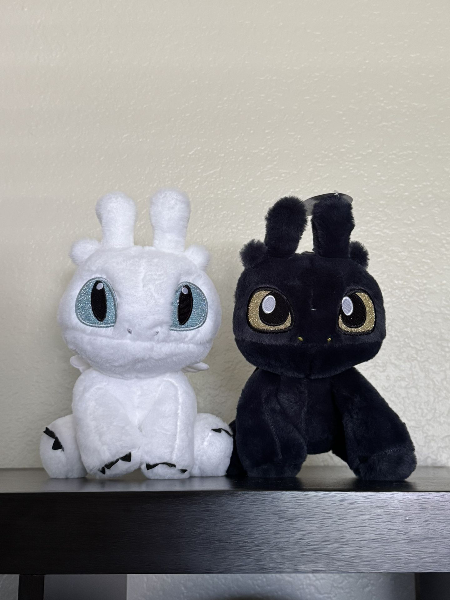 Toothless & Light Fury plushies How to Train your Dragon