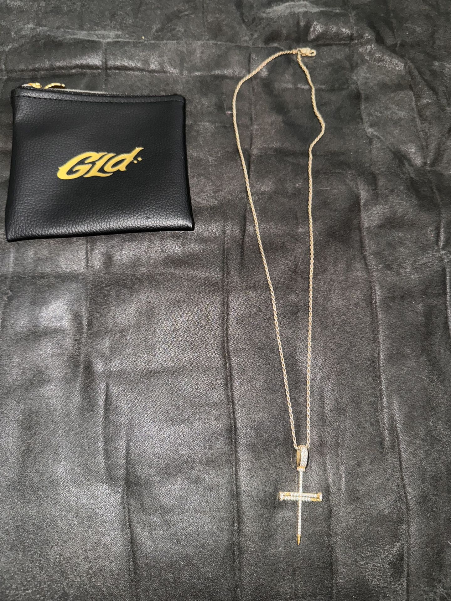 Gold chain and pendant Gld
