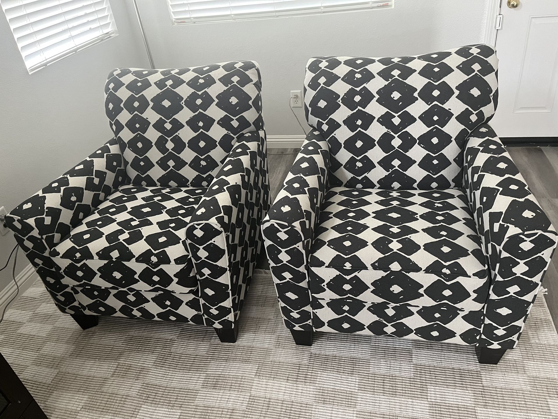 Pair of Modern Accent Chairs – Great Condition