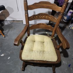 Rocking Chair  *  Sturdy * Read Ad * Solid Wood