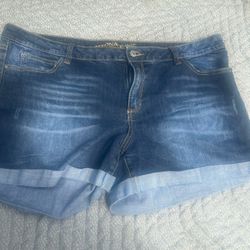 Woman’s Arizona Jean Shorts Size 19