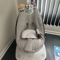 4 Moms Mamaroo Baby Swing 