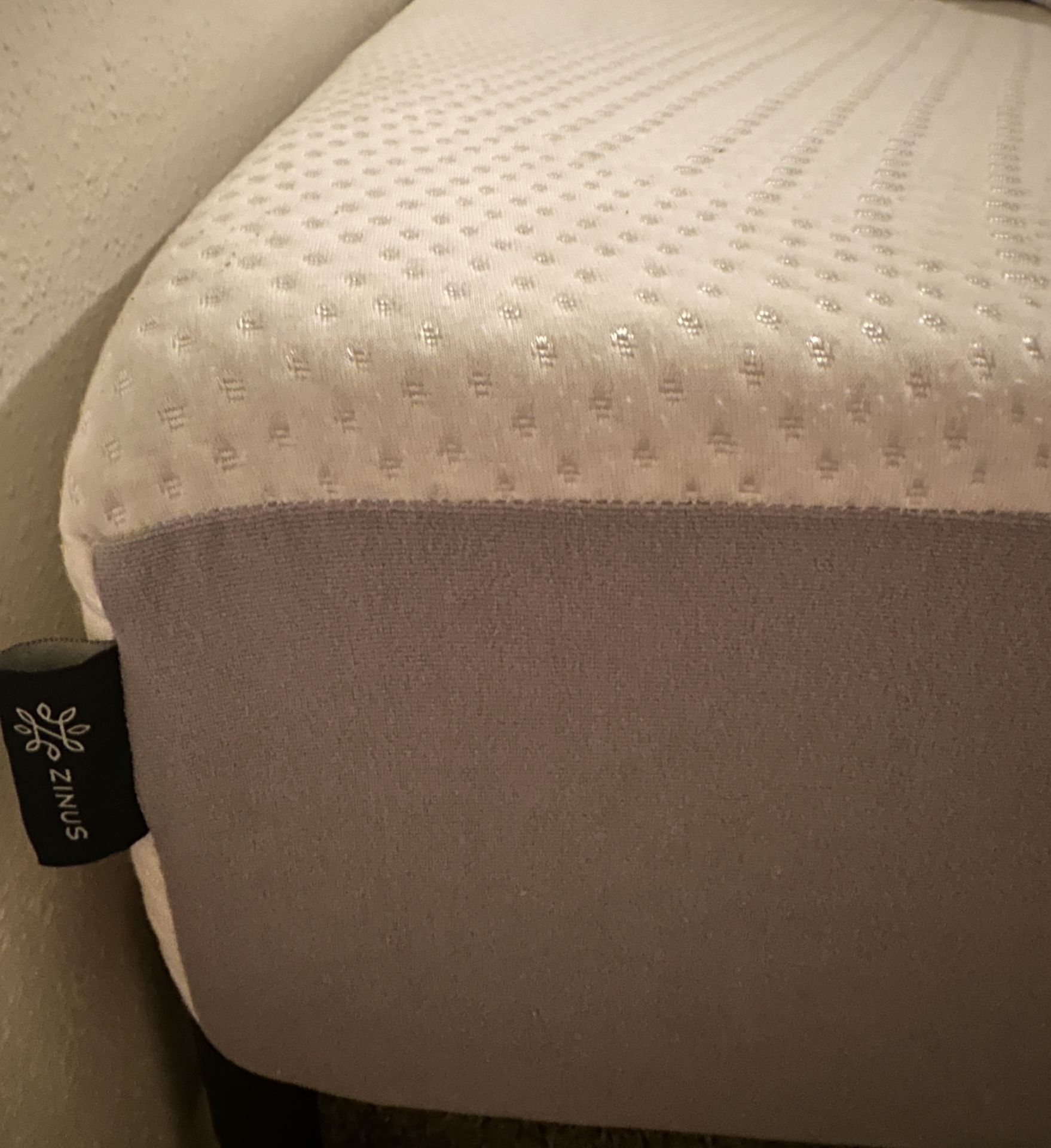 Zinus 10” Queen Mattress – Cooling & Pressure Relief