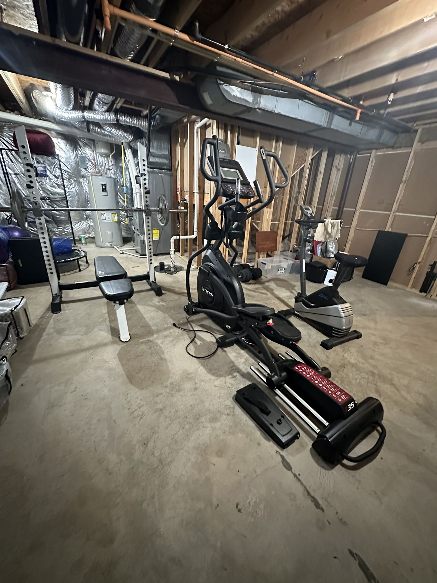 Weight room Equipment - Complete gym