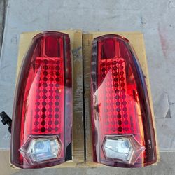 Used LED tail light
Work good, one side is crack but no leaks 
Fits on 
88-98 silverado, blazer and suburban 