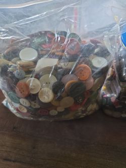 Assorted vintage buttons