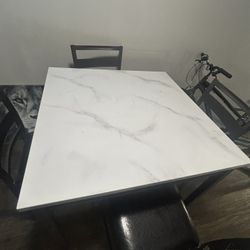 Kitchen Table.  With 4 Chairs 