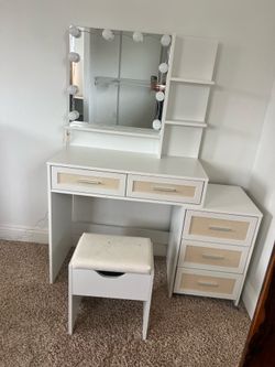 Lighted vanity table/makeup vanity