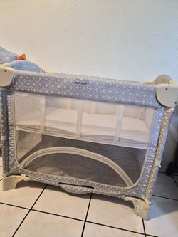 Arm's Reach Mini Ezee Co-Sleeper Baby Bassinet