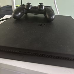 Ps4 with two controllers and 5 games