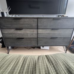 6 drawer dresser + 2 matching night stands | Modern | Contemporary