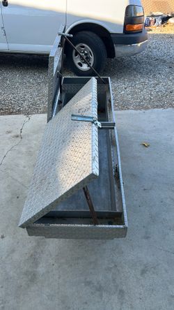 Truck tool box
